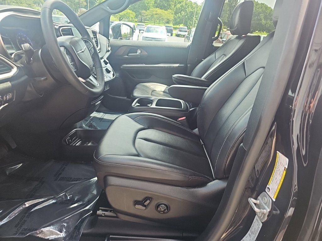 Used 2025 Chrysler Pacifica Select FWD image 9