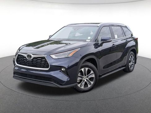 Used 2025 Toyota Highlander XLE FWD image 1