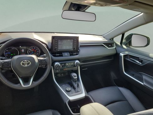 Used 2022 Toyota RAV4 XLE Premium AWD/4WD image 15
