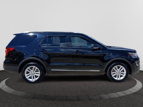 Used 2017 Ford Explorer XLT w/ Equipment Group 202A FWD image 8