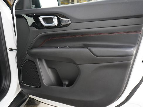 Used 2025 Jeep Compass Trailhawk AWD/4WD image 9
