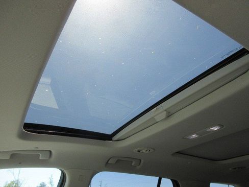 Used 2019 Chevrolet Traverse LT w/ LT Premium Package FWD image 17