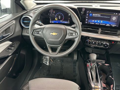 Used 2025 Chevrolet Trax LT image 32