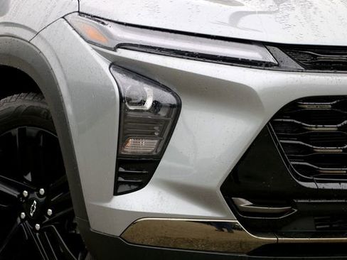 Used 2025 Chevrolet Trax ACTIV w/ Driver Confidence Package FWD image 3