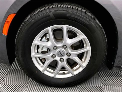 Used 2021 Chrysler Pacifica Touring-L w/ Uconnect Theater Family Group image 8