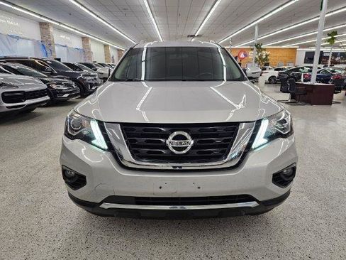 Used 2019 Nissan Pathfinder SV image 2
