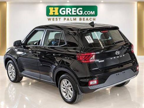 Used 2021 Hyundai Venue SE FWD image 2