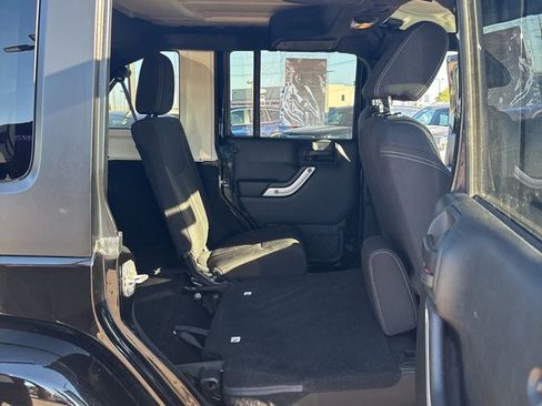 Used 2017 Jeep Wrangler Unlimited Sahara w/ Connectivity Group AWD/4WD image 26
