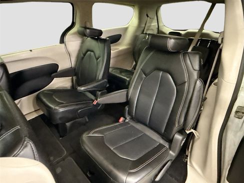 Used 2023 Chrysler Pacifica Touring-L image 5