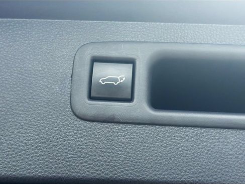 Used 2022 Toyota Highlander XLE AWD/4WD image 14