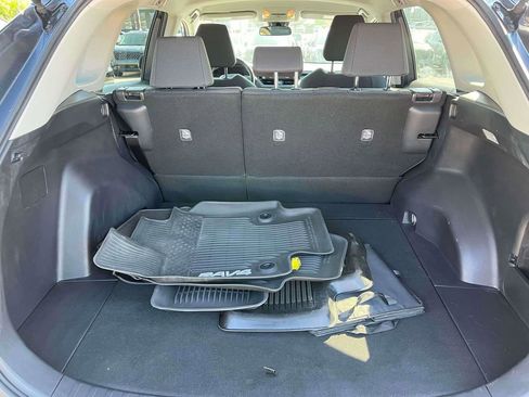 Used 2021 Toyota RAV4 LE FWD image 7