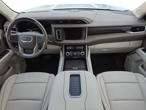 Used 2024 GMC Yukon Denali w/ Advanced Technology Package AWD/4WD image 9