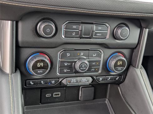 Used 2024 Chevrolet Suburban Premier RWD image 31