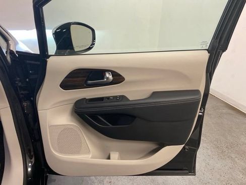 Used 2023 Chrysler Pacifica Limited FWD image 29