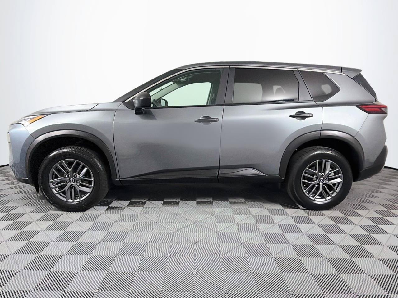 Used 2023 Nissan Rogue S AWD/4WD image 7