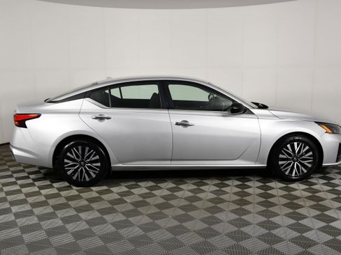 Used 2024 Nissan Altima 2.5 SV FWD image 5