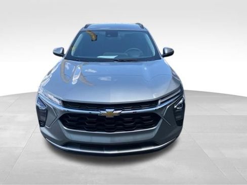Used 2025 Chevrolet Trax LT FWD image 8