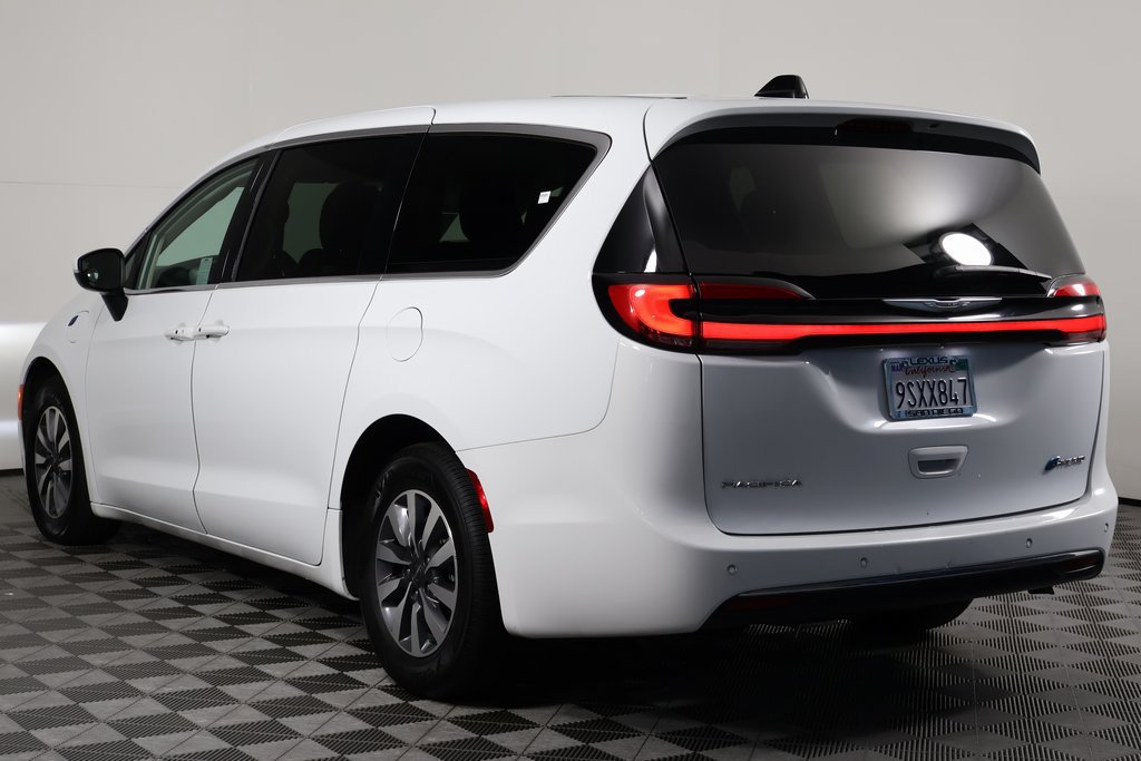 Used 2023 Chrysler Pacifica Touring-L FWD image 6