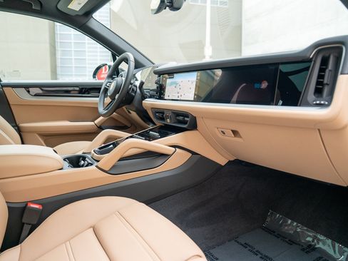 Certified 2026 Porsche Cayenne AWD/4WD image 25