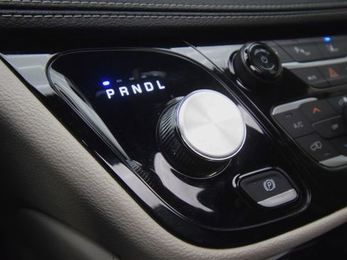 Used 2023 Chrysler Pacifica Limited FWD image 25