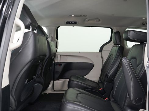 Used 2023 Chrysler Pacifica Touring-L FWD image 20