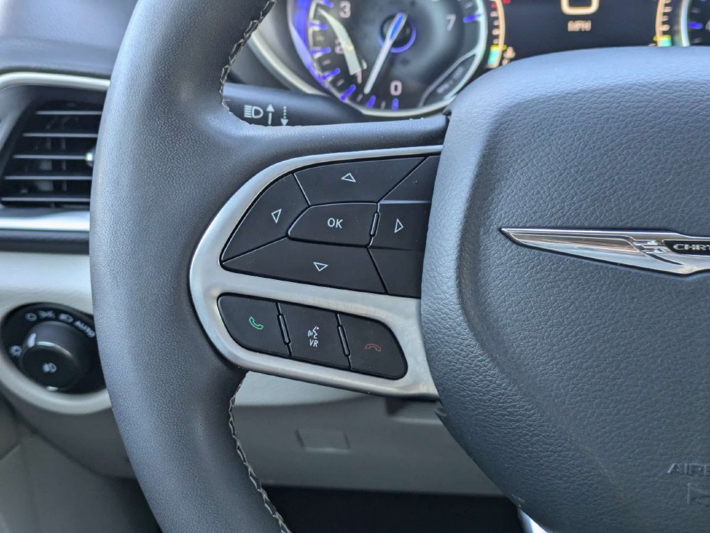 Used 2024 Chrysler Pacifica Touring-L FWD image 24