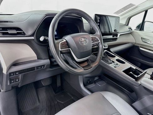 Certified 2024 Toyota Sienna XLE FWD image 4