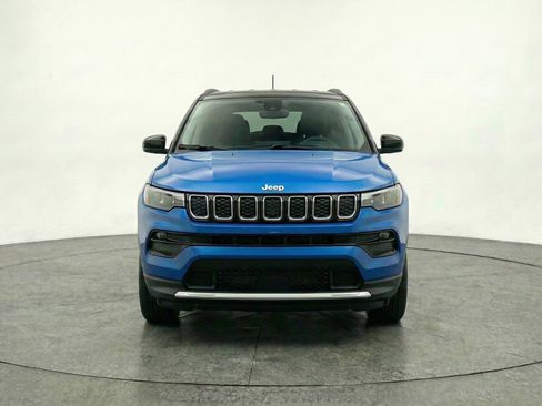 Used 2025 Jeep Compass Limited AWD/4WD image 2