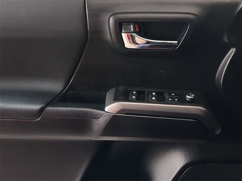 Used 2016 Toyota Tacoma SR image 25