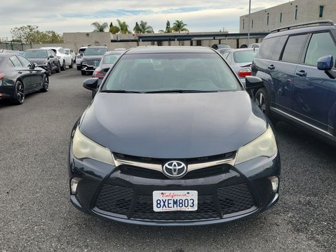 Used 2016 Toyota Camry SE image 2