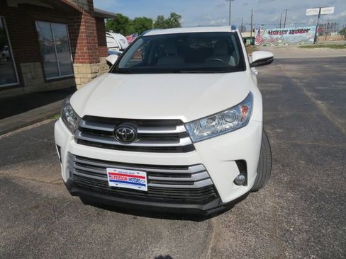 Used 2019 Toyota Highlander XLE image 2