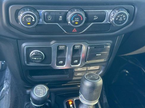 Used 2019 Jeep Wrangler Sport image 17