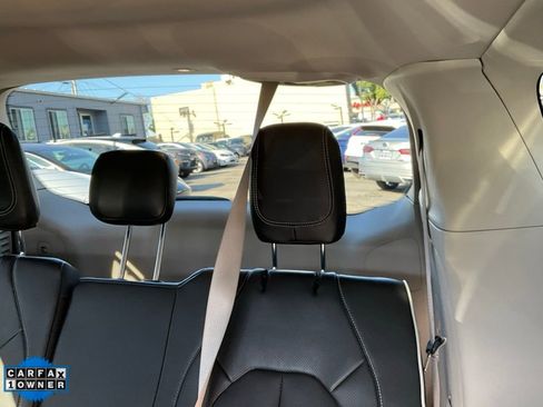 Used 2022 Chrysler Pacifica Limited w/ Uconnect Theater Family Group image 37