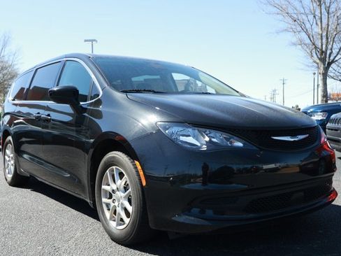 Used 2023 Chrysler Voyager LX image 3