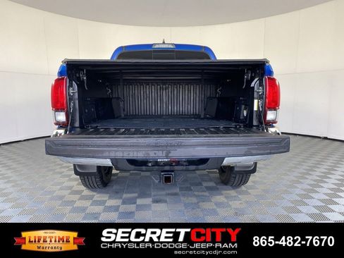 Used 2018 Toyota Tacoma TRD Off-Road AWD/4WD image 29