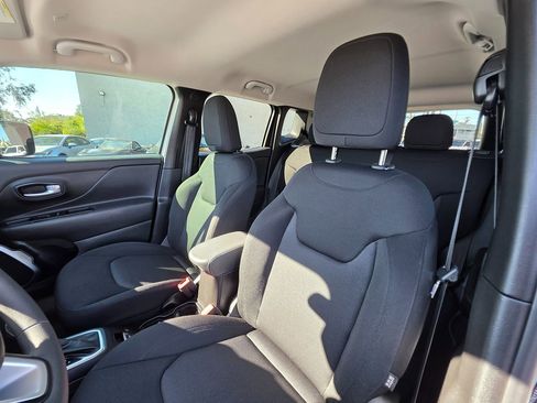 Used 2023 Jeep Renegade Latitude image 16