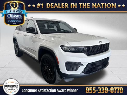 Used 2025 Jeep Grand Cherokee Altitude RWD image 1