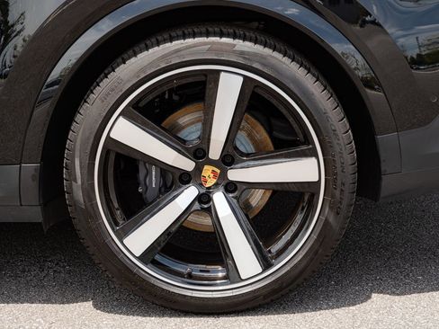 Certified 2024 Porsche Cayenne Coupe AWD/4WD image 40