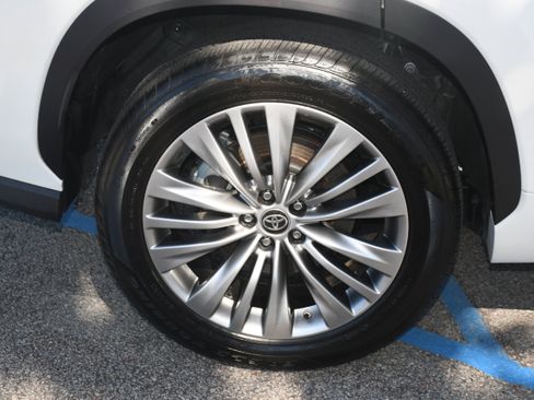 Used 2020 Toyota Highlander Platinum image 25