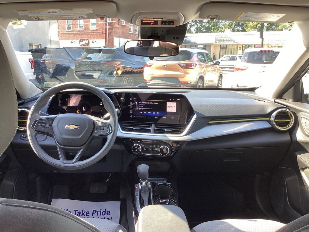 Used 2024 Chevrolet Trax LT FWD image 24