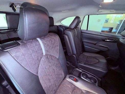 Used 2025 Toyota Highlander XLE AWD/4WD image 12