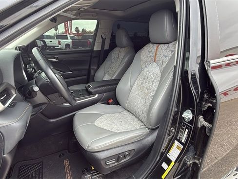 Used 2023 Toyota Highlander Bronze Edition image 13