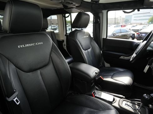 Used 2015 Jeep Wrangler Unlimited Rubicon w/ Connectivity Group AWD/4WD image 26