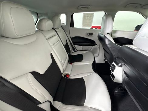 Used 2019 Jeep Compass Latitude FWD image 40