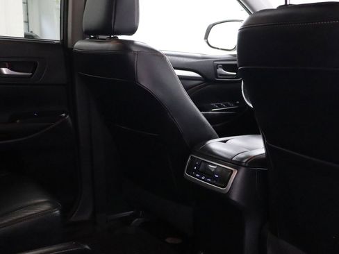 Used 2017 Toyota Highlander XLE AWD/4WD image 19