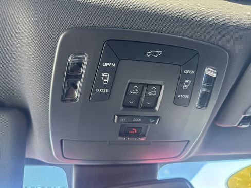 Used 2022 Toyota Sienna XSE image 31