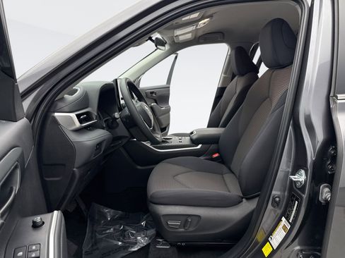 Used 2023 Toyota Highlander L image 11
