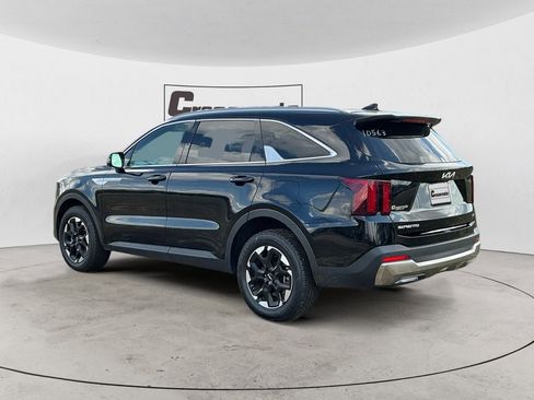 Used 2024 Kia Sorento S image 3