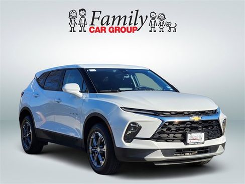 Used 2023 Chevrolet Blazer LT image 2
