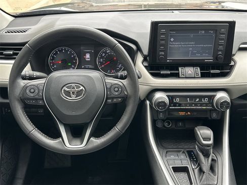 Used 2022 Toyota RAV4 XLE Premium image 23